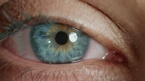 Makroschönheit-Menschliches-Auge-öffnend-Blinkend-Schöne-Blaue-Iris-Aus-Nächster-Nähe