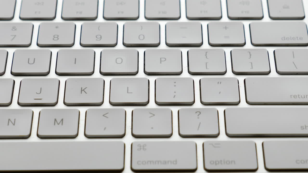 экстремальный крупный план клавиатуры apple magic keyboard с движением камеры