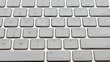 un primer plano extremo del teclado mágico de apple con movimiento de cámara