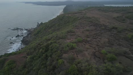 vista superior de la estación de la colina de chapora beach en goa, india