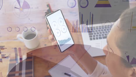 animación del procesamiento de datos financieros sobre una mujer de negocios caucásica en el cargo