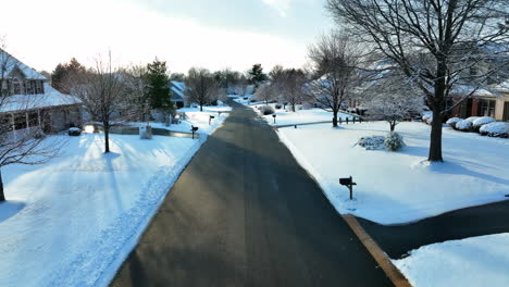 黃金時間燈在冬天的雪中