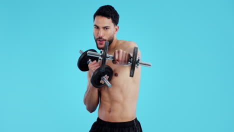 fitness, pesos y cara de hombre en azul