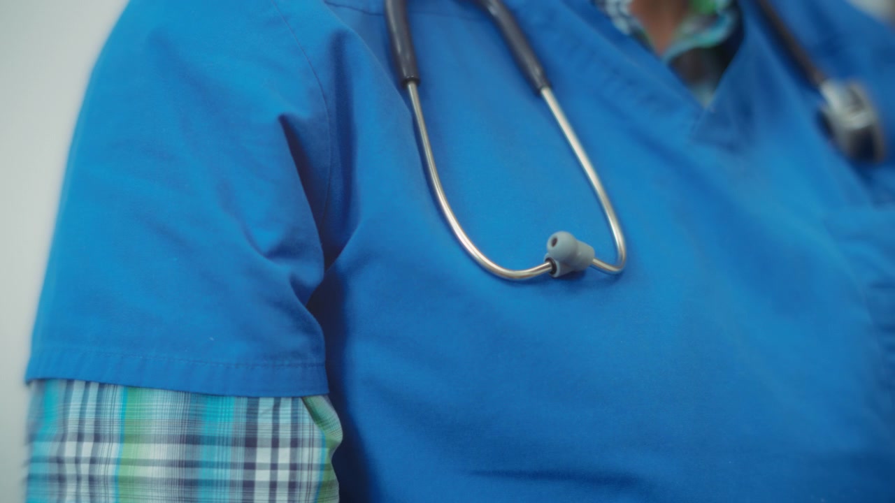 Divisa da veterinario con uno stetoscopio