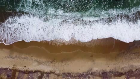 Vista-Aérea,-Acantilados-De-Montauk-Olas-Rompiendo-En-La-Playa