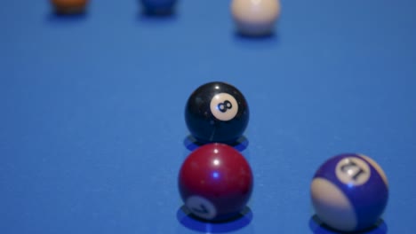 Der-Spielball-Eröffnet-Das-Snooker-Spiel-Und-Springt-Auf-Den-Tisch,-Nachdem-Er-Das-Dreieck-Der-Bälle-Getroffen-Hat