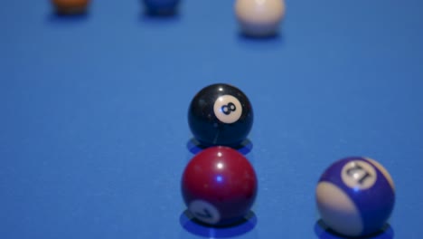 la bola blanca abre el juego de billar y rebota en la mesa después de golpear el triángulo de bolas
