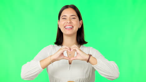 corazón, manos y rostro de una mujer sonriendo en verde