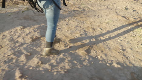 Wüstenmorgenwanderung,-Beine-Einer-Frau-In-Felsiger-Landschaft-Mit-Stiefeln-Und-Ausrüstung