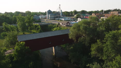 Volando-Sobre-El-Puente-Cubierto-De-Madera-Restaurado-En-Zumbrota,-Minnesota,-Estados-Unidos