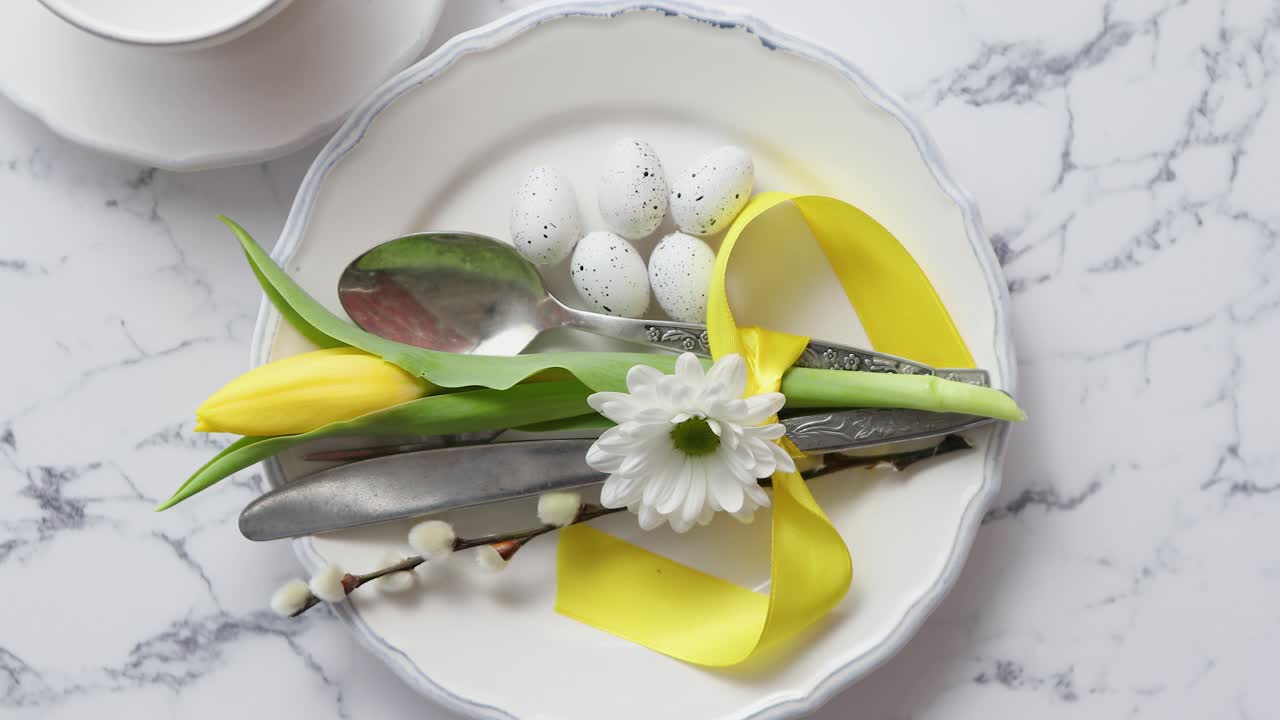 흰색 대리석 테이블 상단 보기에서 봄 부활절 테이블 설정