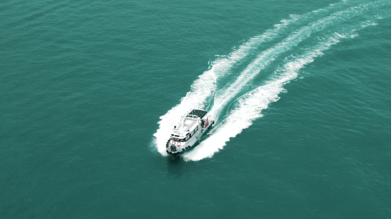 물 위를 날아다니는 드론의 영상