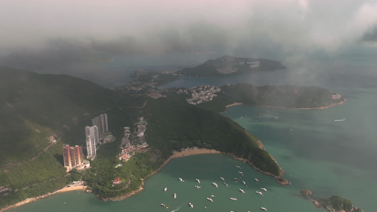 낮은 구름과 계류 요트가있는 홍콩 사우스 베이 해변의 공중 드론 느린 풀 어웨이 샷