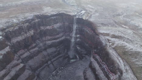 Schnee-Fällt-Im-Winter-Auf-Den-Hengifoss-Wasserfall-In-Island