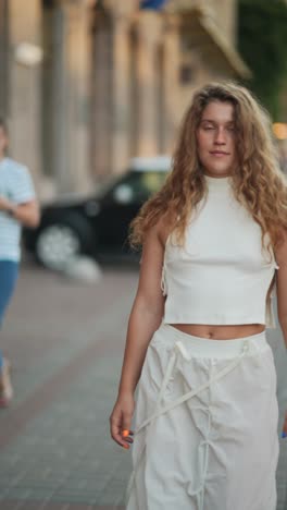 mujer con un atuendo moderno de estilo callejero