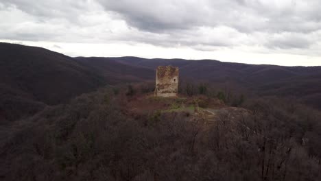 hermosa torre vieja en la cima de la colina