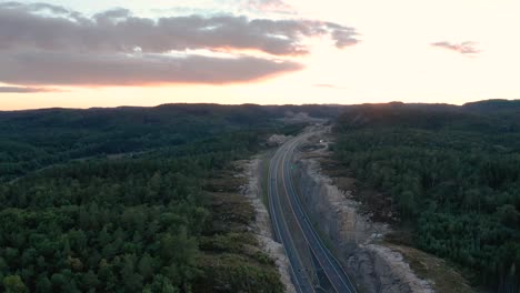 Autobahn-Ohne-Autos-Im-Sonnenuntergang-1