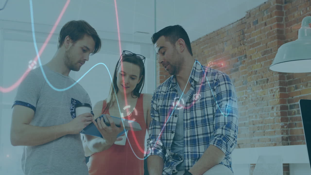 animación de gráficos sobre amigos caucásicos con tazas de café discutiendo y mirando en tableta digital