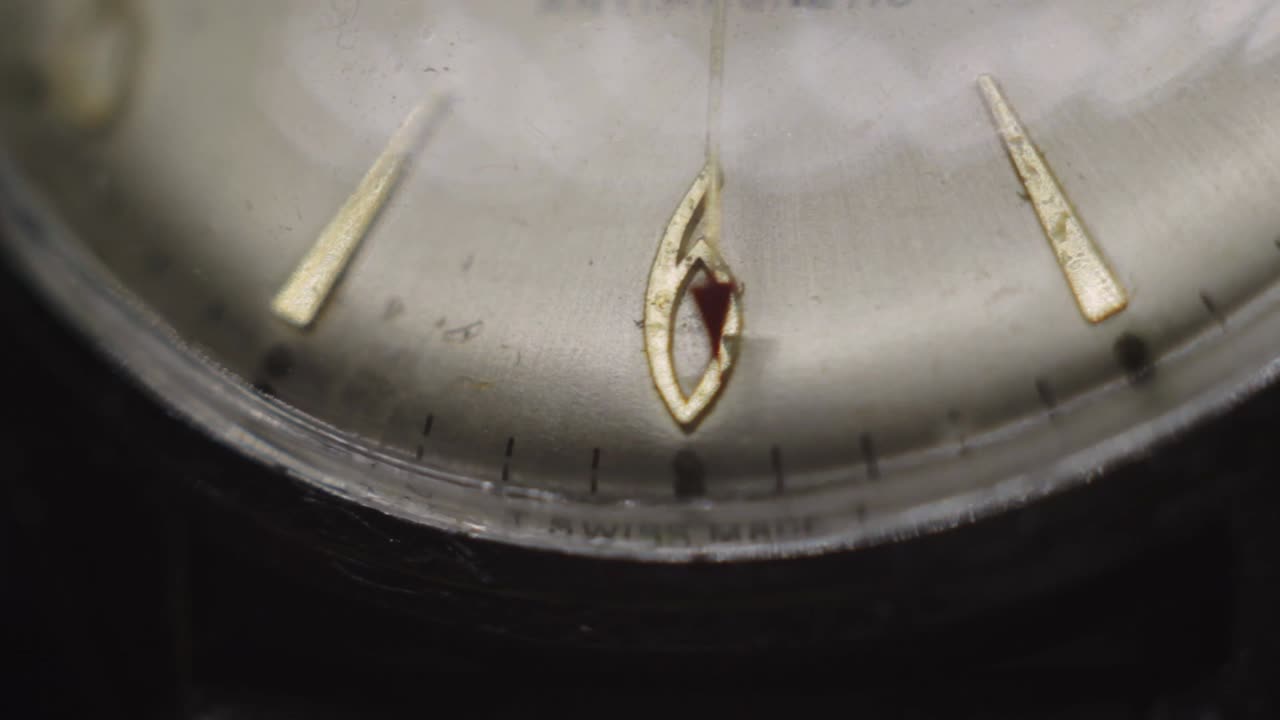 秒を刻むスイス製の古い腕時計