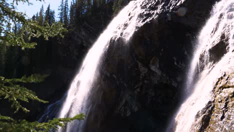 Abwärtsneigung-Des-Kaskadierenden-Wasserfalls-Im-Sommer