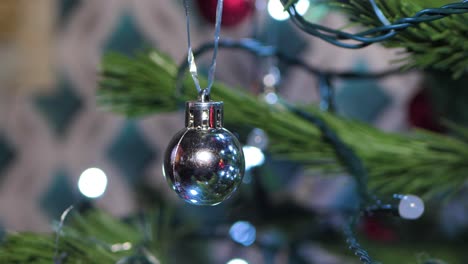 el árbol de navidad artificial de navidad gira con luces, luces de navidad