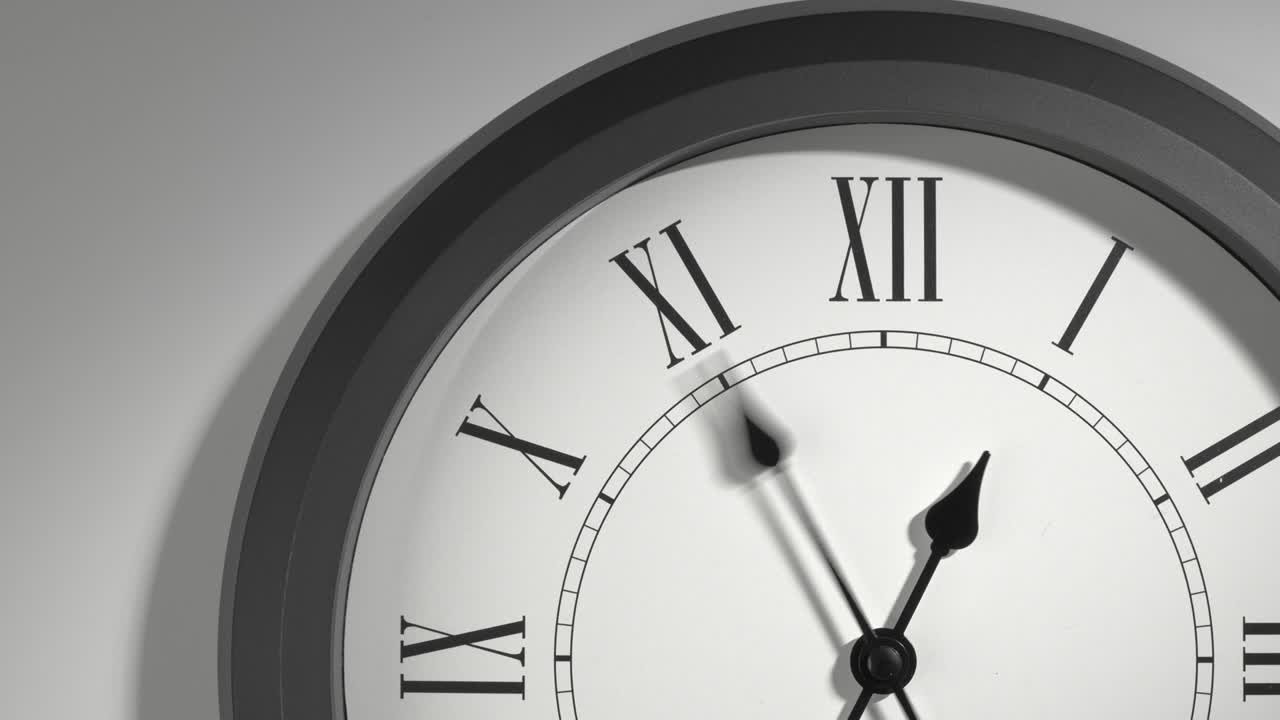 reloj latino en el lapso de tiempo en la pared blanca