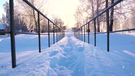 Pasamanos-De-Acero-De-Puente-Rural-Para-Personas-Cubiertas-De-Nieve-Profunda