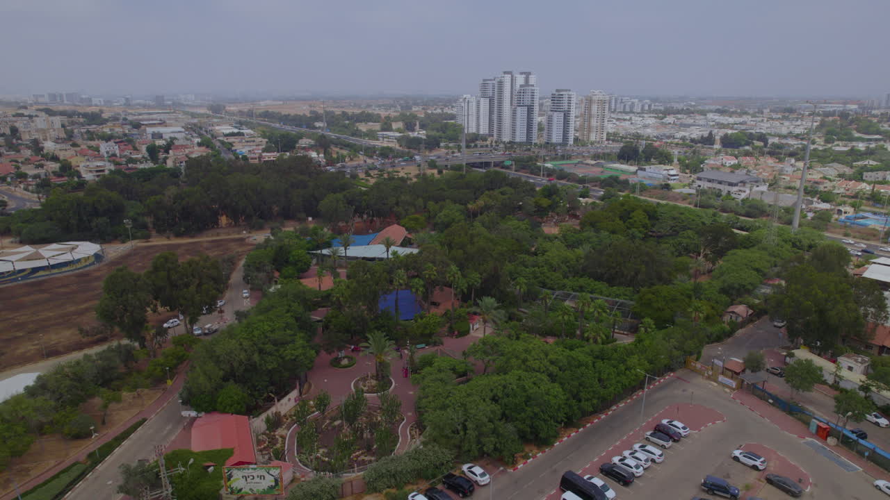 Hai-Kef Rishon Lezion, con 600 animali di specie diverse, è uno dei principali zoo in Israele.