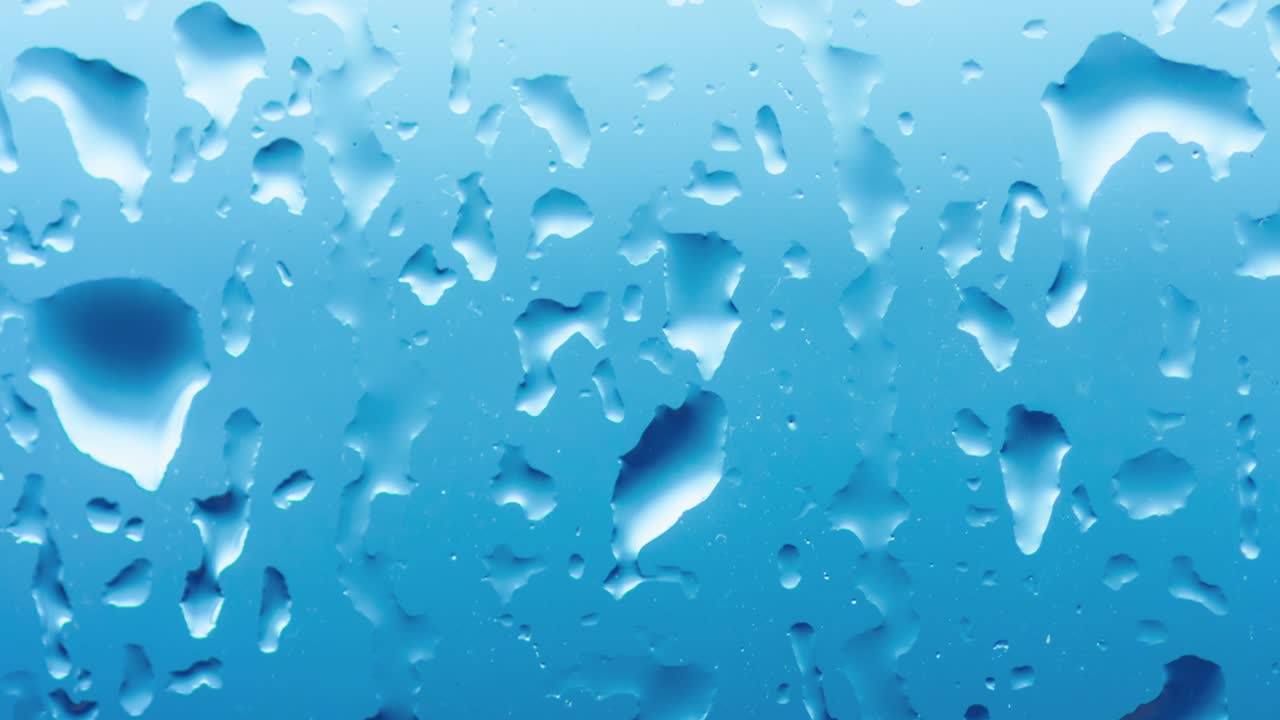 창문 유리 위에 방울이 떨어질 때, 물의 질감이 가까워집니다.