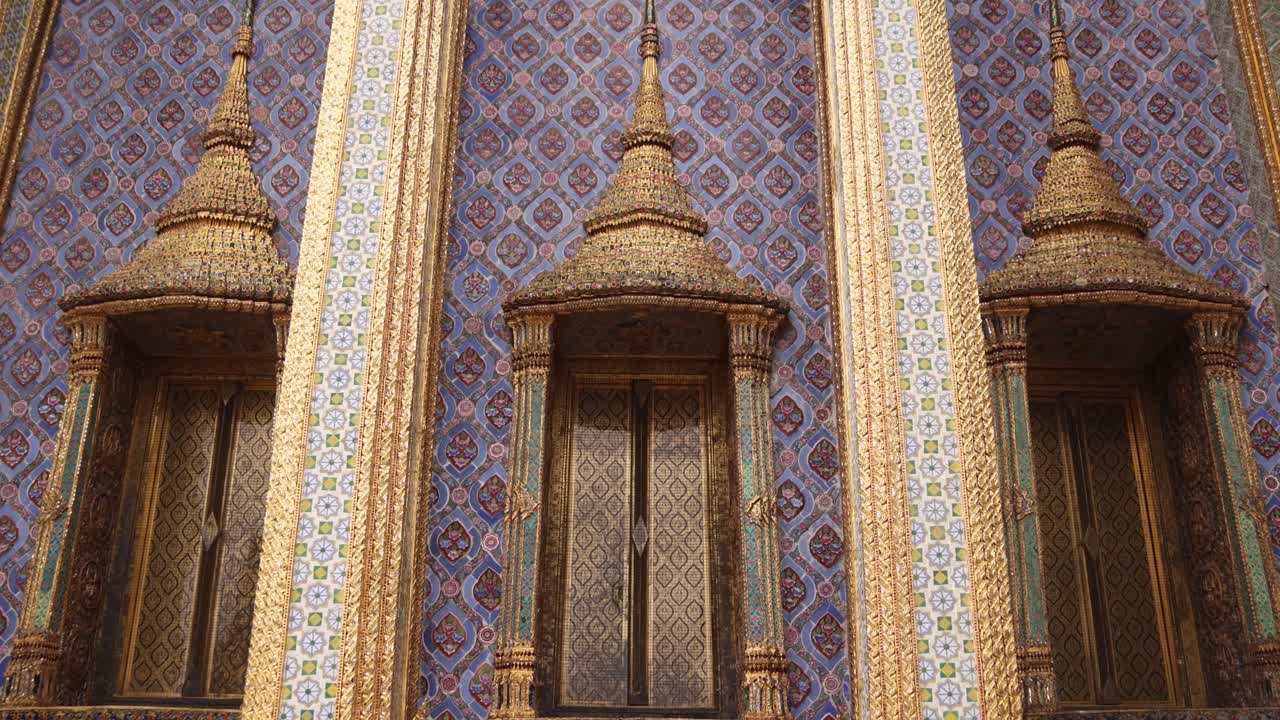 columnas bellamente diseñadas y ornamentadas de un templo budista en la ciudad antigua de rattanakosin de bangkok, tailandia