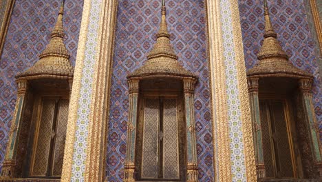 beautifully-designed-and-ornate-columns-of-a-buddhist-temple-in-the-Rattanakosin-old-town-of-Bangkok,-Thailand