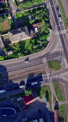 coches de tráfico que conducen en una intersección de carreteras que cruzan en la ciudad