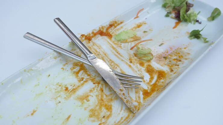 Tyhjä likainen lautanen ruokailuvälineineen
