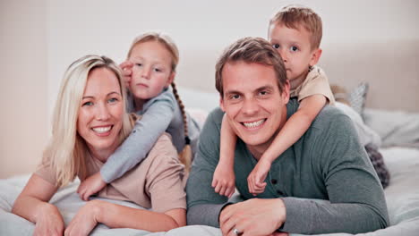 sonrisa, amor y rostro de la familia en una cama relajante