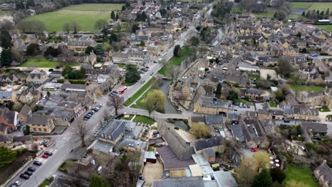 bourton-on-the-water río windrush pueblo de cotswold asentamiento romano primavera aérea