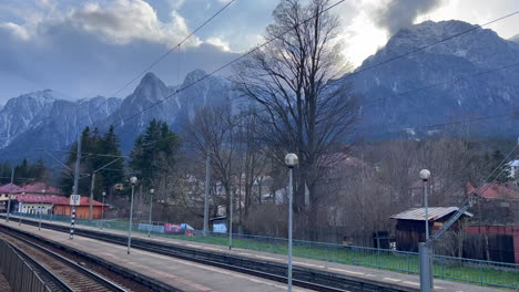 viajando en tren entre increíbles paisajes pintorescos con montañas en el fondo