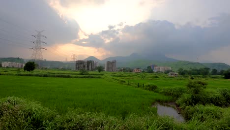 印度馬哈拉施特拉州日落時的山脈和暴風雲的風景 | 馬哈拉什特拉州山脈和森林附近發展的小鎮