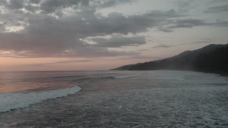 Tranquila-Y-Cálida-Puesta-De-Sol-Aérea,-Toma-Panorámica-De-Drones-En-Una-Playa-En-Costa-Rica