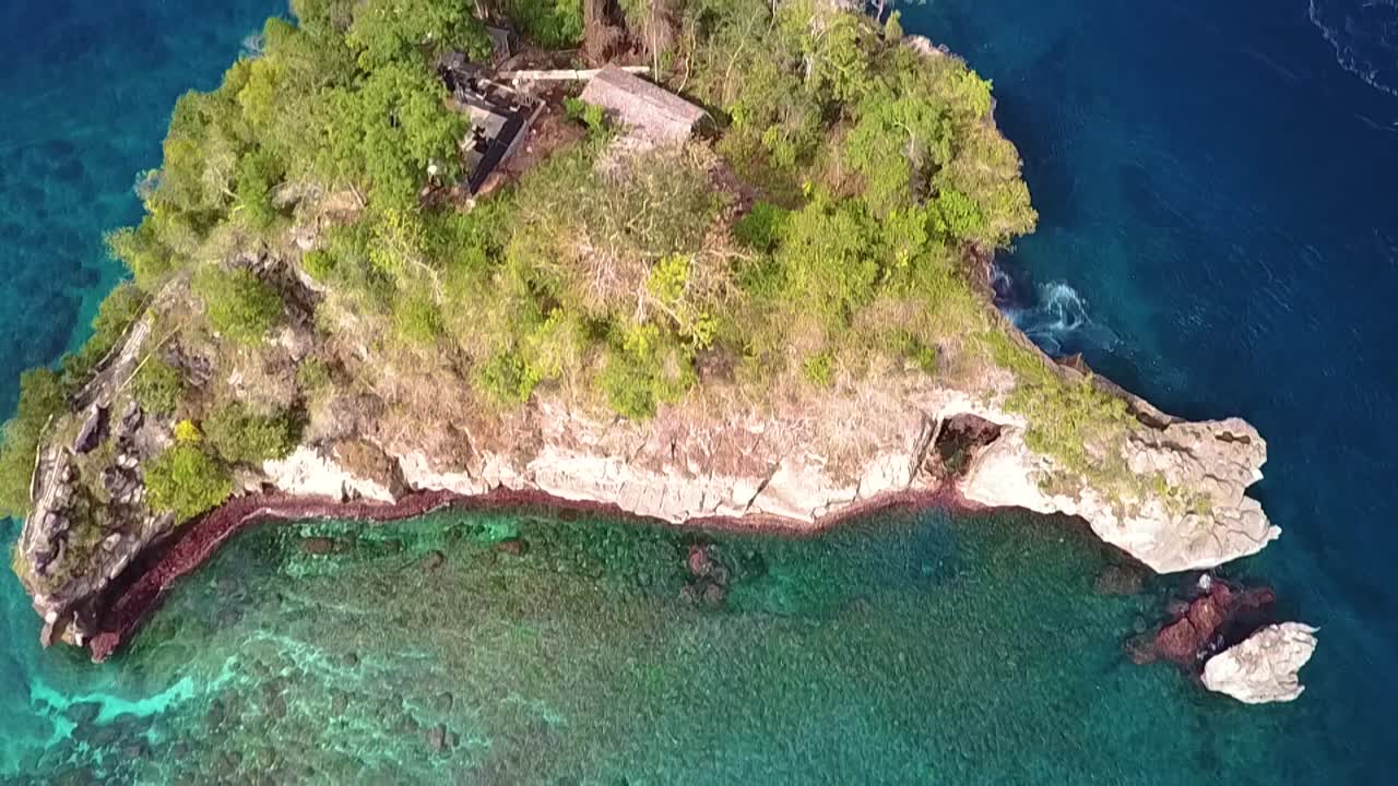 인도네시아 발리 누사 페니다의 크리스탈 베이 섬 상공에서 무인 항공기 비행 및 패닝