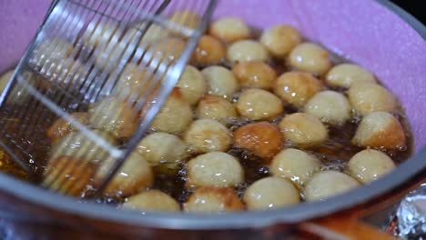 las bolas de luqaimat, los postres emiratíes más populares, se están preparando