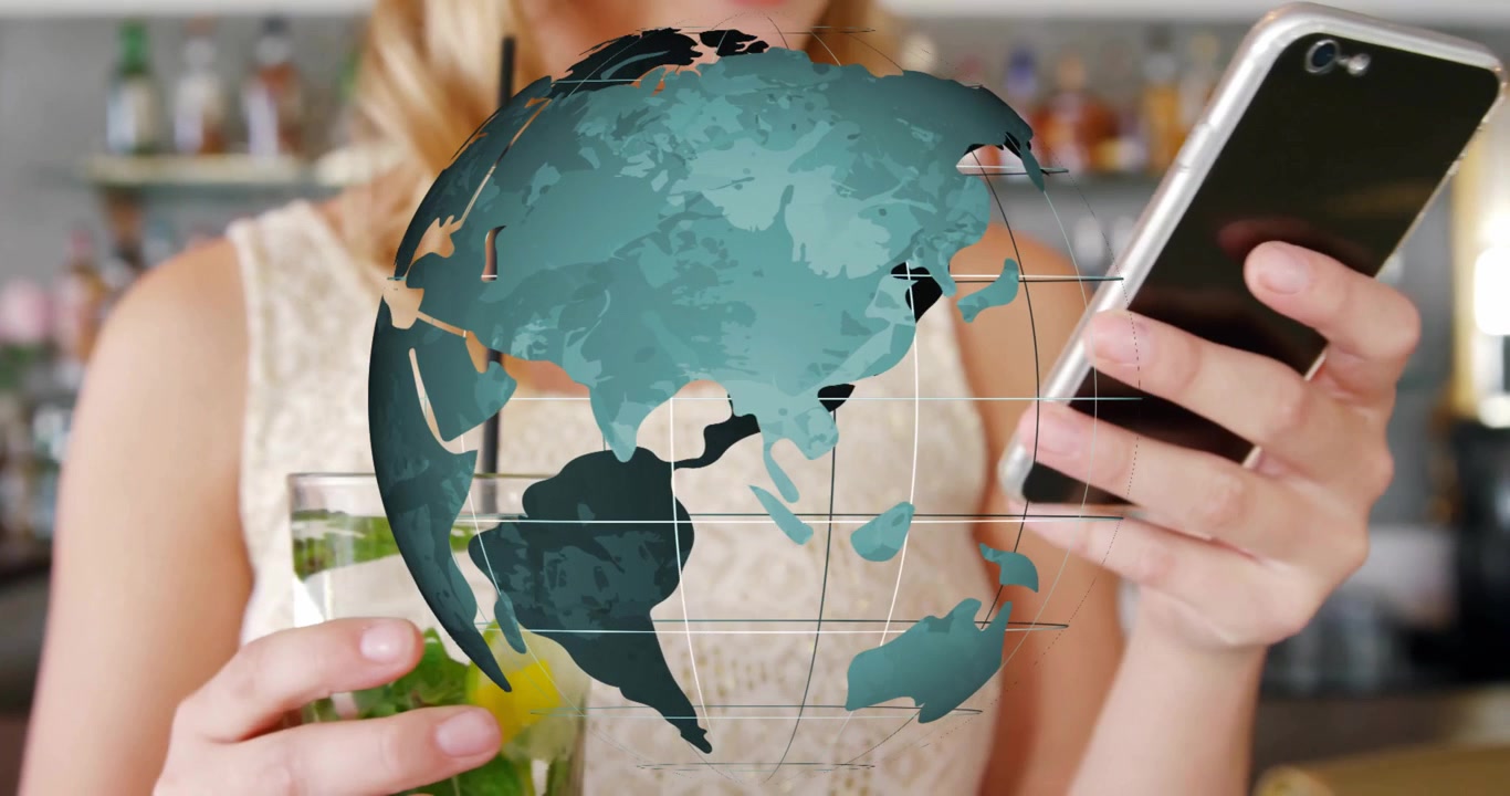 Mulher mexendo um mojito e rolando o menu do smartphone, fazendo um globo girar acima de um bar de hospitalidade.
