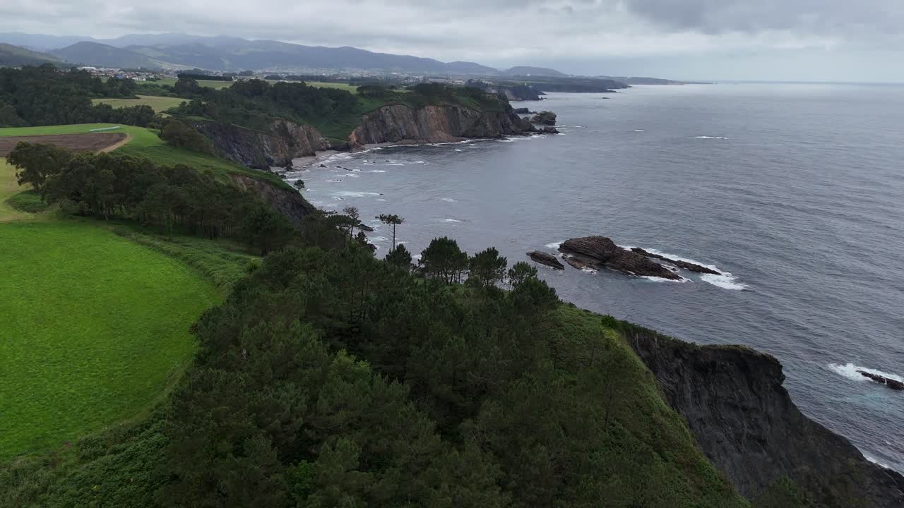 Panoramica aerea con drone, Spagna settentrionale, costa.