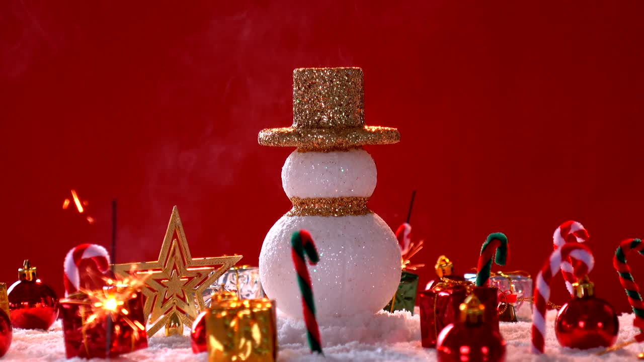 스노우맨과 선물 상자 장식은 새해 또는 크리스마스 휴가 국제에 눈에.