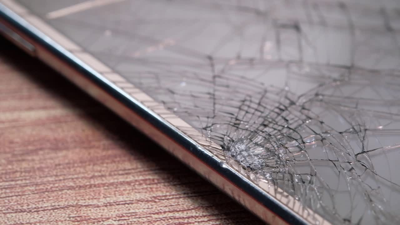 깨진 스마트폰 화면