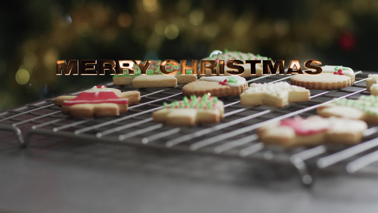 장식 된 크리스마스 쿠키 위에 금으로 메리 크리스마스 텍스트