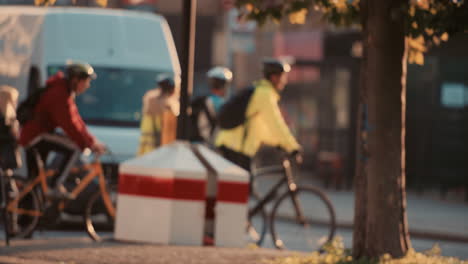 anonyme menschenmenge, die zu fuß, mit dem fahrrad, mit dem fahrrad pendeln, london city street, slow motion