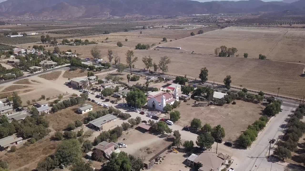 Drone che vola sopra una chiesa durante un matrimonio