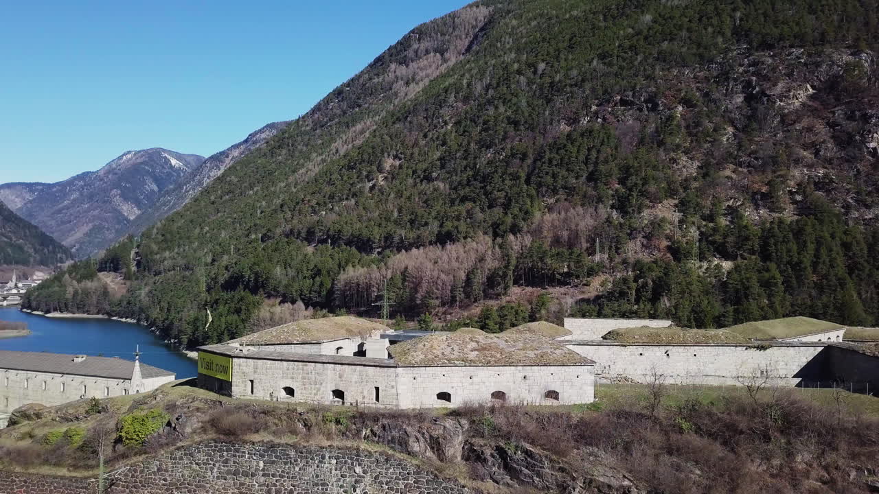 clip aéreo de un fuerte de la primera guerra mundial, con un primer plano de los edificios y la muralla