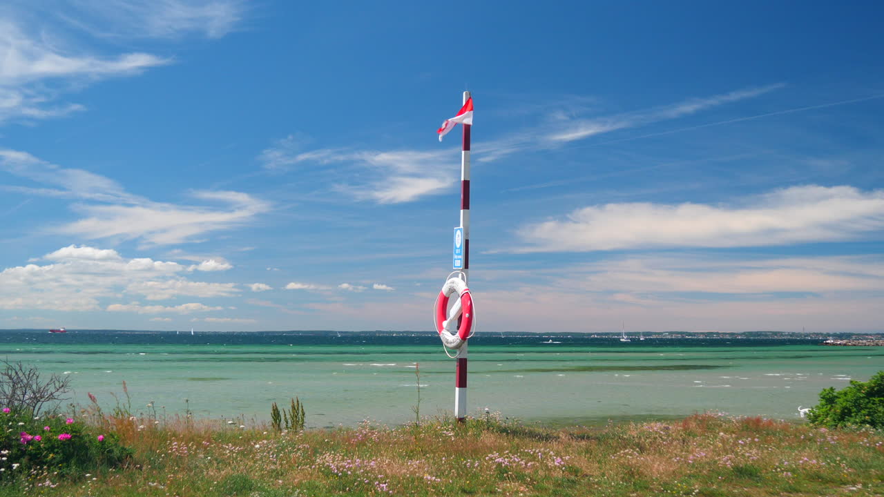 구명부표가 있는 놀라운 열대 해변