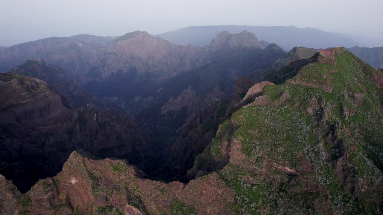 picos afilados de alta cordillera rocosa en madeira en neblina crepuscular